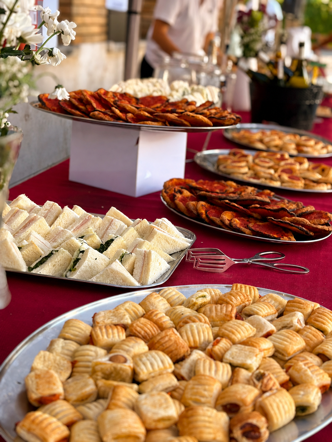 Buffet con tramezzini, rustici, pizzette e prodotti salati
